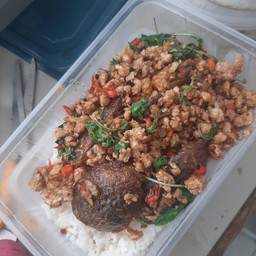 กะเพราหมูสับ+ไข่เยี่ยวม้า