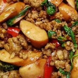 กระเพราหมูสับไส้กรอกเป็นกับข้าว