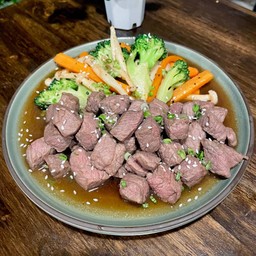 เนื้อลูกเต๋าผัดโรมุไซ