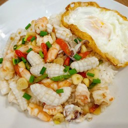 ข้าวกุ้ง หมึก ผัดพริกขี้หนู+ไข่