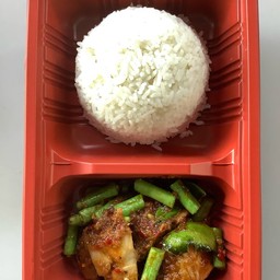 พริกแกงหมูกรอบ-ราดข้าว