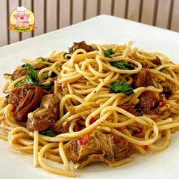 สปาเกตตีผัดกะเพราหมูตุ๋น
