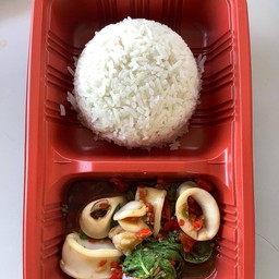 กระเพราปลาหมึก-ราดข้าว