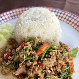 กะเพราหมูสับราดข้าว