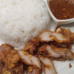 ข้าวหมูทอด  พร้อมน้ำจิ้่มแจ่ว