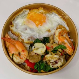 ข้าวกระเพรารวมมิตร (หมู,หมึก,กุ้ง)