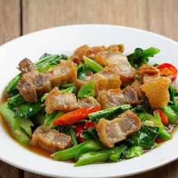 คะน้าหมูกรอบ