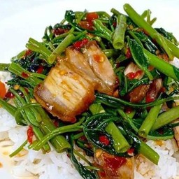 ข้าวราดผัดผักบุ้ง