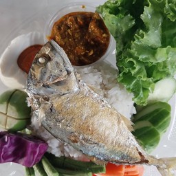 ข้าวน้ำพริกมันปูม้า,ปลาทู