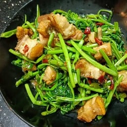 ผัดผักบุ้งหมูกรอบราดข้าว(ฟรีไข่ดาว)