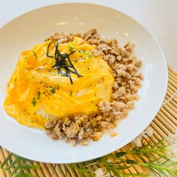 ข้าวญี่ปุ่นไข่ข้นหมูผัดพริกไทยดำ