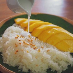 เซ็ทข้าวเหนียวมะม่วงพร้อมทาน คู่กับนํ้ากะทิ