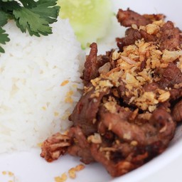 ข้าวหมูทอดกระเทียมคุณยาย (พริกไทยดำ)