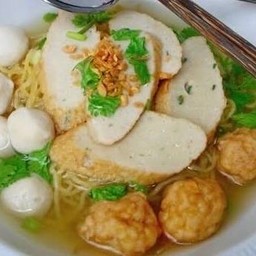 บะหมี่น้ำลูกชิ้นปลา