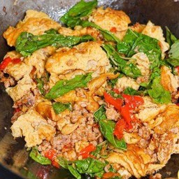 ผัดกะเพราหมูสับไข่เจียว