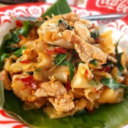 เส้นใหญ่ผัดกะเพรา นุ้มๆ🔥