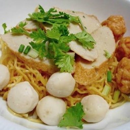 บะหมี่แห้งลูกชิ้นปลา