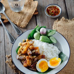 ข้าวหมูสามชั้นทอดน้ำปลาไข่ยางมะตูม