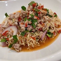 ยำมาม่าหมูสับ