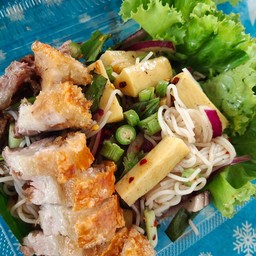 ตำซั่วหมูกรอบหน่อไม้ต้ม