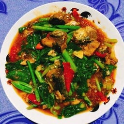 คะน้าปากะป๋องราดข้าว(ไข่ดาว)