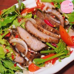 ยำคอหมูย่าง