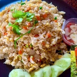 [อร่อยซ่ากับโค้ก] ข้าวผัดไข่ สไตล์แม่อุ๊ +  โค้ก ไม่มีน้ำตาล (กระป๋อง)