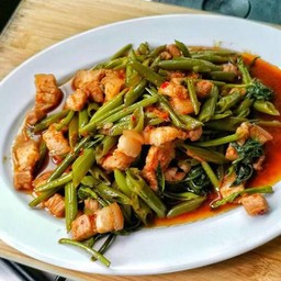 ข้าวผัดพริกแกงผักบุ้ง