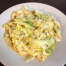 กะหล่ำปลีผัดไข่ใส่หมูราดข้าว