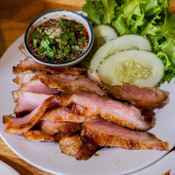 คอหมูย่างเนื้อนุ่มเสิร์ฟร้อนๆ