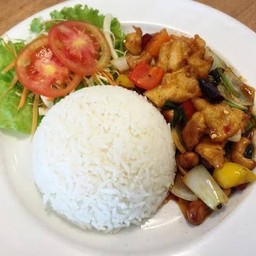 ข้าวราดผัดเม็ดมะม่วงไก่