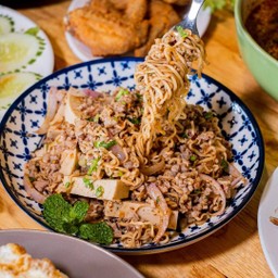 ลาบมาม่าหมูสับ