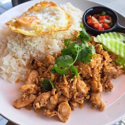 ไก่กะเทียมราดข้าว+ไข่ดาว