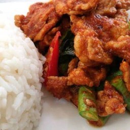 ข้าวผัดพริกแกงหมูชิ้น