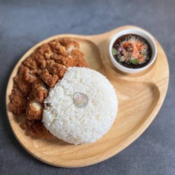 ข้าวไก่กรอบ+น้ำจิ้มแจ่ว