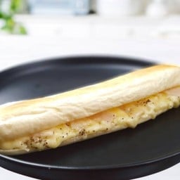 พานินี่สอดไส้แฮมและชีส