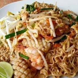 ผัดไทยมาม่าทะเลรวม