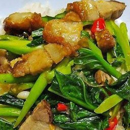 ข้าวคะน้าหมูกรอบ