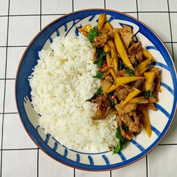 ข้าวราดผัดหน่อไม้หมู (หมูชิ้น)