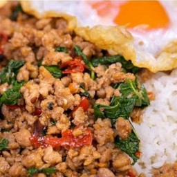 กระเพราหมูสับราดข้าว+ไข่ดาว