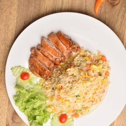 ข้าวผัดไข่ ไก่อบซอส