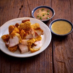 หมูกรอบเปล่า 200 กรัม พร้อมน้ำจิ้มแจ่ว และน้ำจิ้มซีฟู้ด