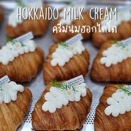 Croissant Hokkaido milk cream lava