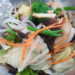 ยำรวมมิตรผักแซ่บๆ