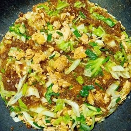 ผัดวุ้นเส้นใส่ไข่ใส่หมูสับราดข้าว