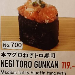 ข้าวห่อสาหร่ายหร่ายหน้าปลาทูน่าสับใส่ต้นหอม