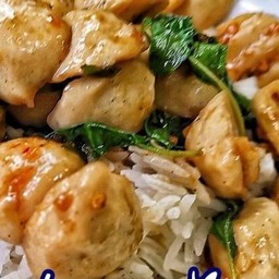 ข้าวกะเพราลูกชิ้นเนื้อ