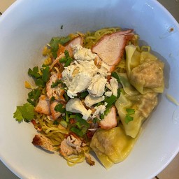 บะหมี่เกี๊ยว ปู หมูแดง