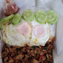 กะเพราไก่ถาดไข่ดาว2ฟอง