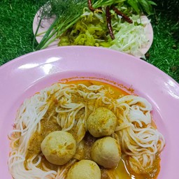 ขนมจีนน้ำยากะทิลูกชิ้น